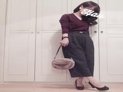 ボルドーやカーキを着るからこそ《くすみパープル》をネイルで差し色に。