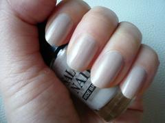 弾けた夏の気分も落ち着かせて、グレイッシュカラーで大人ネイルに