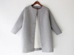 地味に見えがちなグレー。清潔感あるホワイトと合わせて女っぽコーデの完成♡