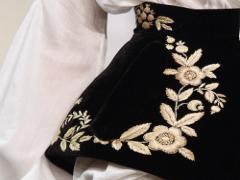 ラフ？きっちり？目を引く花柄刺繍アイテムはどっちのスタイルで着る？