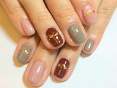 秋は甘いだけじゃ足りないの。私はスモーキーカラーネイルでちょうどいい甘さを狙う＊