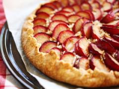 簡単に可愛く、型なしタルトが大人気。おやつにもおかずにもぴったり