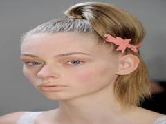 色を足さないアンニュイ感が逆にセクシー「ノーカラーメイク」のポイント