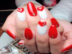 赤にも種類がある。少しずつ異なるカラーで自分の赤ネイルを見つけて。