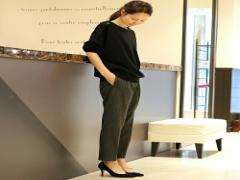 大人の抜け感を作る旬アイテム「ドロストパンツ」の着こなし方