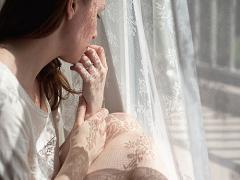 トレンドネイルにスマホを添えて。手先の所作を美しく彩る、魅せる指先