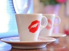 飲み物へのリップマークに終止符。落ちないリップメイク&amp;口紅跡への対処法