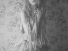 「グレージュ」を極める。この秋、全身から抜け感と上品さとアンニュイを