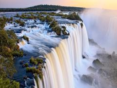 悪魔の喉笛とも。驚愕のスケールを誇る「イグアスの滝」＆満月の夜の神秘