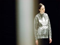 レトロ✕モノトーンでつくる、スポーティースタイル"adidas Originals by HYKE"