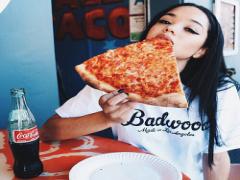 ［ダイエット女子閲覧注意！］思わずガブッ♡我を忘れてかぶりつきたくなるド迫力ピザ