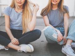 女の子が笑えば世界が笑う。あなたの"笑顔"が、幸せの連鎖を運んでくれるのです