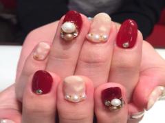 さりげなく狙う‘色っぽさ’は指先に。デートの時のネイル、困ったら赤色で♡