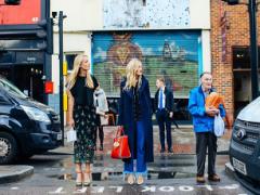 海外スナップで発見！冬でも"背中見せトップス"が新定番の予感◎