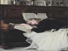 重くなりがちな冬服をふわっと軽く。チュールスカートをコーデにプラス