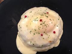 パンケーキのようなカレー？！上のとろとろソースが気になる♡