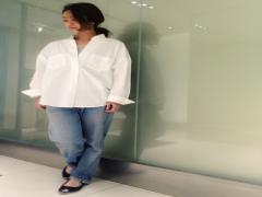 白のシャツで作る秋のトレンドスタイル♡