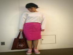 おしゃれガールは秋冬こそ映える“白”トレーナーを着こなす。