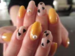 カーキ/ボルドーに負けない。深みのある"マスタードネイル"で勝負する秋◎