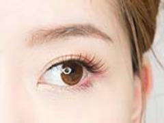 見つめたら最後、そらせない。‘グレーシャドウ’で作る色っぽ流し目