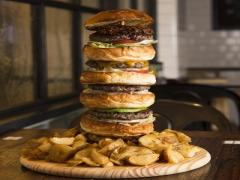 脅威の35.8cm！5つの味のモンスターバーガーが六本木にそびえ立つ！？