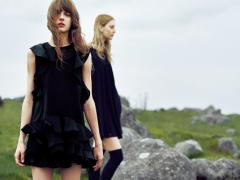 その絶妙バランスの虜に。女っぽ服はシックなカラーで甘さを調節せよ