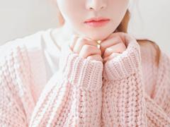 「ほら」と彼が思わず手を差し出す指先に♡萌え袖からチラリと見えるニットネイル