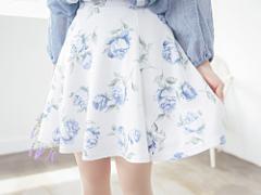 たまには“女の子”な服装に。クール派さんが着る花柄スカートコーディネート