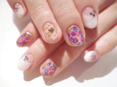 雪の上に絵の具を垂らして。じんわり広がる色の世界を指先に