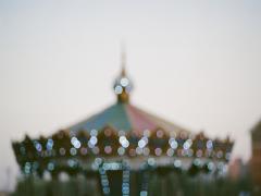 "こなれたキラキラ感"出したいなら「ホロネイル」で決まり。