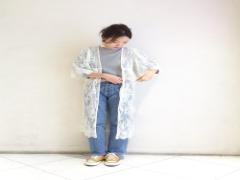 1点投入でオシャレコーデに。レースガウンでこなれ感を手に入れる。