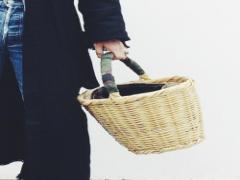 実は、優秀アイテムな「かごバッグ」。オールシーズン使えるおしゃれコーデ術♡