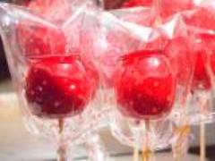 ちゅるんと感がカワイイの、リンゴ飴ネイルで作るうるツヤな爪先にきゅんっ