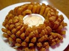 とろとろチーズが絡み付く♡つまんで食べたい”ブルーミングオニオンブレッド”