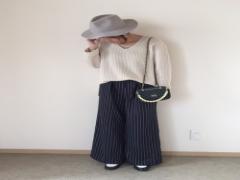 美しいデコルテラインが出せるVネックニットのコーデ