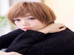 肌に自然と馴染むアッシュベージュの髪色で外国人っぽく