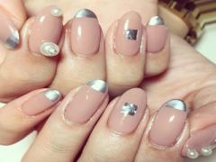 指先にスパイスを。メタリックネイルで作るシルバーとゴールドの特別な輝き