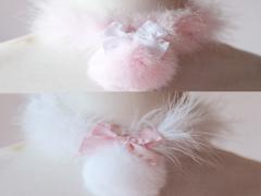 繋がれてる感ゼロで着こなす。チョーカーには“白トップス合わせ”が正解でした