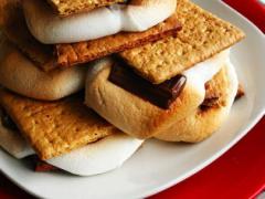 焼いてはさむだけ。アルフォートで作る絶品"スモア"にハマる人続出♡