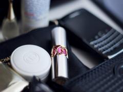 大人ドーリーは私のもの。Yves Saint Laurent（イヴ・サンローラン）の艶めくバラ色を唇にのせ