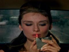 細身のスティックには美容成分がぎゅっと詰まってる。一本で潤い艶めく7本の細リップ