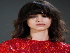 1人1つが当たり前に。キラリと輝く無機質なメタリックヘアアクセ20選