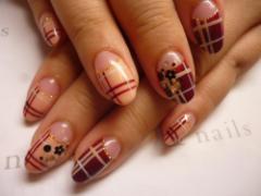 お洋服だけじゃ、物足りないから。「チェック柄ネイル」で指先も着飾って