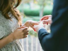 彼の目線は手元に釘づけ。4ステップの「手元美人計画」でモテを狙う