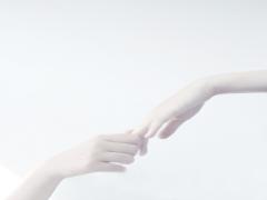 「手繋いでもいい？」を待ってるの♡乾燥に負けない”もちふわ”な手の作り方