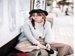 コスメはボルドー1色主義。女度ワンランクアップitem