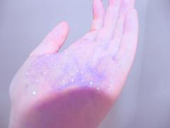 紫の化粧下地に、黒のグロス！？「その色アリ？」な話題コスメ5選