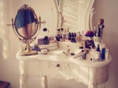 メイク時間をもっと乙女に♡ドレッサーを彩るパケ買いコスメ4選