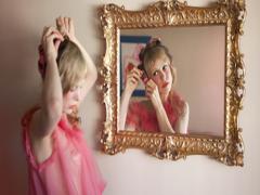 いつもの髪色に＋αほんのりピンクを。アンニュイGirlのヘアカラーの秘密