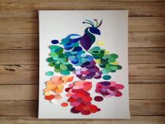 クジャクからインスピレーションを受けた。ピーコックネイルが華やかさ、彩りを両方モノ